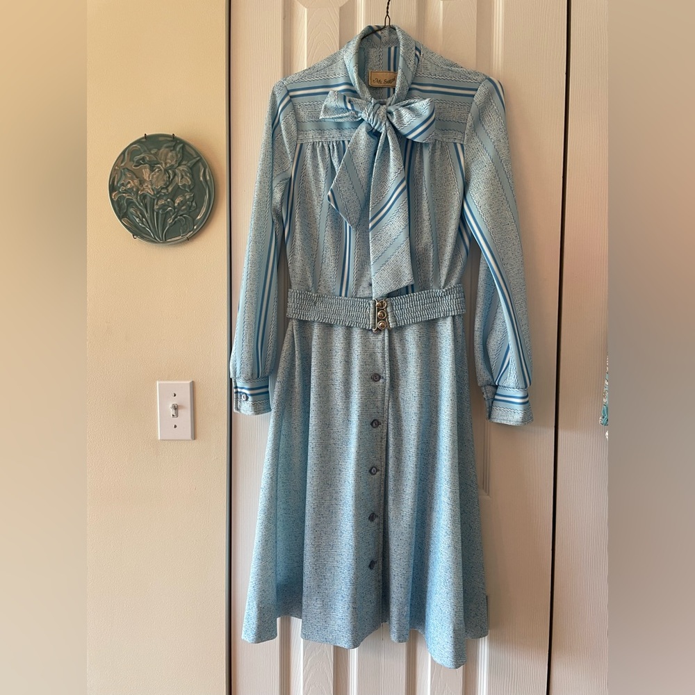 Vintage 70’s Ms Sugar Dress light blue / white, fit and flare, fun neck tie - Picture 2 of 7
